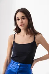 Top negro de lurex con breteles finos.