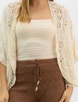 Cardigan abierto estilo kimono, color crudo, con mangas amplias al codo. Presenta una base con textura y motivos florales bordados a tono, con paneles de encaje calado estilo macramé en el frente, puños y ruedo.