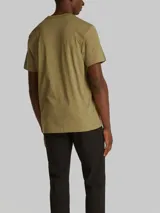 Remera verde militar de algodón con cuello redondo y logo Calvin Klein Jeans estampado en blanco en el pecho.