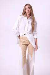 Pantalón de vestir color beige con recortes geométricos en blanco.
