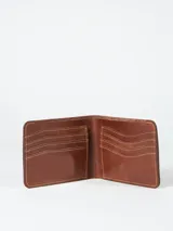 Billetera de cuero color marrón con costuras a la vista.