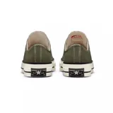 Championes Converse Chuck 70 de caña baja, color verde oliva, con cordones blancos y suela de goma blanca con línea negra.