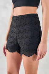 Short negro de algodón con bordado calado y terminación festoneada.