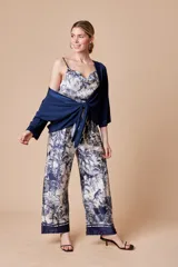 Pantalón palazzo estampado en tonos blanco y azul, con cintura elastizada y cordón ajustable.