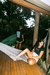 Top negro corto con estampado frontal de la marca "Glassy Waves".