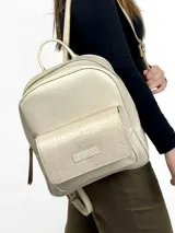 Mochila de cuero color crema con bolsillo frontal con textura de piel de cocodrilo.