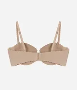 Soutien tipo top color nude, con copas moldeadas y borde festoneado en la parte superior. Posee tirantes finos removibles.