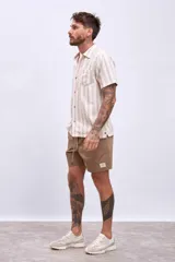 Bermuda color marrón claro con cordón ajustable en la cintura.