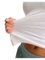 Remera deportiva de manga corta Under Armour, confeccionada en tejido de punto elástico y supersuave. Presenta un diseño ajustado al cuerpo, cuello redondo y tecnología de secado rápido.