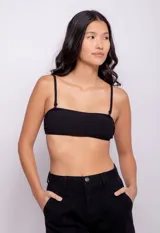 Top de bikini negro strapless con breteles finos regulables y gancho en la espalda.