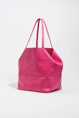 Bolso shopper grande Bimba Y Lola de piel vacuna roja con grabado efecto cocodrilo, doble asa de hombro y logo metálico frontal.