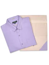Camisa de lino color lila, de manga corta, con cuello camisero, cierre frontal de botones y un bolsillo aplicado en el pecho.