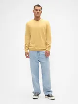 Buzo de algodón con cuello redondo, mangas largas y puños acanalados. Diseño básico y versátil de corte clásico.