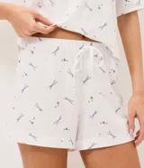 Pijama corto de dos piezas confeccionado en algodón blanco con estampado de palitos chinos. Incluye una remera de manga corta con cuello redondo y un short con cintura elastizada y cordón ajustable.