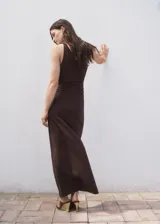 Vestido largo de diseño entallado y escote asimétrico de un solo hombro. Presenta un tirante fruncido y detalle de fruncido lateral que aporta movimiento a la prenda.