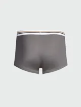 Bóxer de hombre Boss color gris, con cintura elástica blanca y franjas horizontales en tonos negro y tostado con el nombre de la marca en el centro.