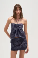 Top strapless de viscosa con estampado floral, presenta un diseño con frunces en el centro y tirante fino tipo halter.