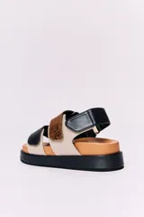 Sandalias bajas de cuero con plataforma, base color suela, plantilla azul y tiras de cuero en color beige, blanco y azul.