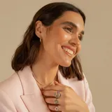 Anillo de plata 925 con diseño de doble banda que conecta un círculo plano grande con un dije circular pequeño grabado.