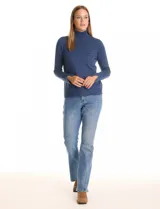 Polera de tejido fino, color rosado, con cuello alto, manga larga y detalle de tajo en los puños.