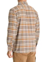 Camisa de manga larga RKF modelo Padua, confeccionada en franela de algodón orgánico cepillado. Presenta un diseño de cuadros en tonos café y beige, cuello camisero, cierre frontal con botones de madera y dos bolsillos en el pecho.