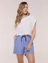 Short de lino con diseño a rayas en tonos de azul y blanco, de calce relajado. Cuenta con cintura elastizada, cordón de ajuste, bolsillos delanteros y ruedo con dobladillo arremangado.