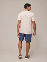 Remera blanca de algodón con cuello redondo y manga corta.