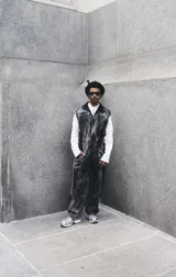 Mono de jean con lavado gris efecto desgastado, con múltiples cortes estructurales, cierre frontal oculto por cartera, cintura elástica y bordado de logo en azul. Incluye un pequeño accesorio de bolso desmontable para la cintura.