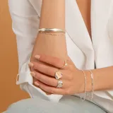 Esclava rígida de plata 925 con acabado satinado y diseño de cinta plana.