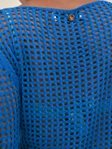 Sweater calado azul eléctrico, de manga larga y cuello bote.
