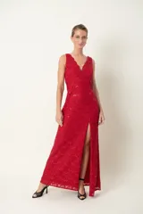 Vestido largo de encaje rojo con brillos, escote cruzado, corte debajo del busto, terminación de blonda y tajo frontal.