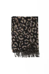Bufanda rectangular con estampado animal print en tonos negro y marrón, con terminación de flecos en los extremos.