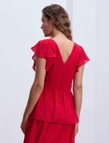 Vestido blanco de gasa con capas, marca Julia Jordan. Escote en V, manga corta con volados, corte en cintura y abertura central en espalda con cierre invisible.