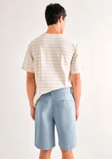 Bermuda de sarga para hombre, modelo chino en color gris oscuro, de corte recto y con bolsillos laterales y traseros.
