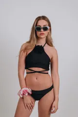 Conjunto de bikini color tostado con corpiño halter que incluye un aplique de flor de tela en el cuello y tiras cruzadas en la cintura, combinado con bombacha vedetina clásica.