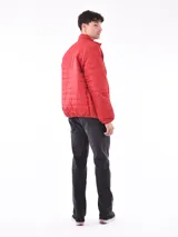 Campera acolchada color verde militar, con cuello mao y cierre frontal con cremallera.