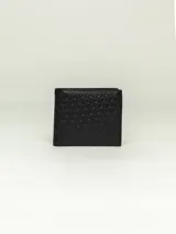 Billetera plegable de piel negra con monograma en relieve que forma un patrón repetitivo.