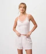Blusa de pijama seamless color blanco de la marca Lov, confeccionada en poliamida con elastano. Presenta tirantes finos y detalle de encaje en el escote en V.
