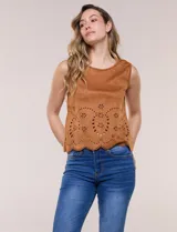 Blusa sin mangas de gamuza sintética color marrón, con escote redondo, corte recto semi holgado y diseño troquelado con motivos florales y geométricos en el borde inferior con terminación festoneada.