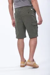Bermuda cargo color beige con múltiples bolsillos laterales, bolsillos traseros y trabillas para cinturón.