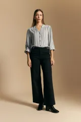 Pantalón negro de corte recto y tiro alto, con caída limpia y estructura en algodón con elastano.