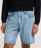 Bermuda de corte recto confeccionada en denim de algodón, con cintura con trabillas, cierre tradicional de botón y cremallera, y bolsillos funcionales.
