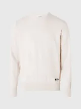 Sweater de hombre Calvin Klein de corte regular, color beige claro, con cuello redondo y puños y bajo de canalé. Presenta una pequeña etiqueta con el logo de la marca sobre el bajo.