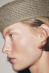 Gorro tipo casquete combinado, de tejido trenzado en tonos marrón y negro.