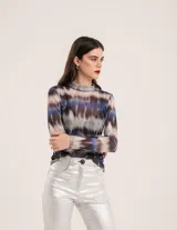 Polera de tul elastizado con cuello alto y mangas largas. Diseño con estampado abstracto en tonos azul, marrón y gris.