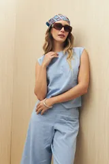 Pantalón de lino color negro, de tiro alto y corte wide leg con pierna ancha y caída fluida.