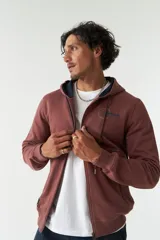 Campera de felpa con capucha ajustable, cierre frontal y bolsillos laterales con cierre. Presenta puños elásticos y logo bordado en la espalda.