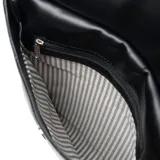 Bandolera pequeña de cuero color negro, con diseño de solapa frontal y correa ajustable. Presenta el logo de la marca en una placa metálica en la parte inferior central.