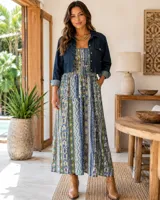 Conjunto compuesto por un top strapless y una pollera larga de corte amplio, con estampado estilo paisley y étnico en tonos celestes, beige y marrón.