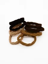 Pack de ocho colitas elásticas para el cabello con textura acanalada, en tonos marrones y beige.